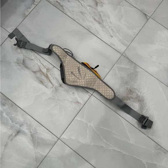 Unisex Cooling Running Belt with Padded Comfort, Water Bottle Holder + Storage - Picture 3 of 7